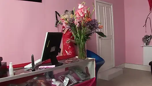 Tombul vampir sarışının vücudunun her santimini yalamak ve emmek istiyor