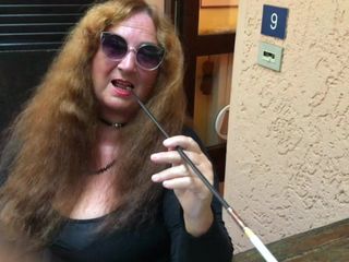Auhusta- Una fumatrice feticista con lunghissimo bocchino