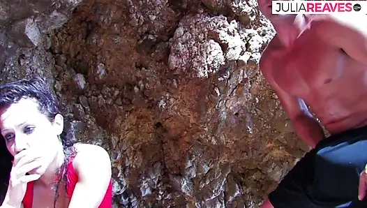 Seksi kız plajda iki yarak emdikten sonra çifte sikiliyor