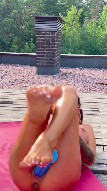 Monika Fox Sexy masturbace, Šukání s velkým robertkem do zadku a kundička S výhřezem na střeše domu | Klipy 1