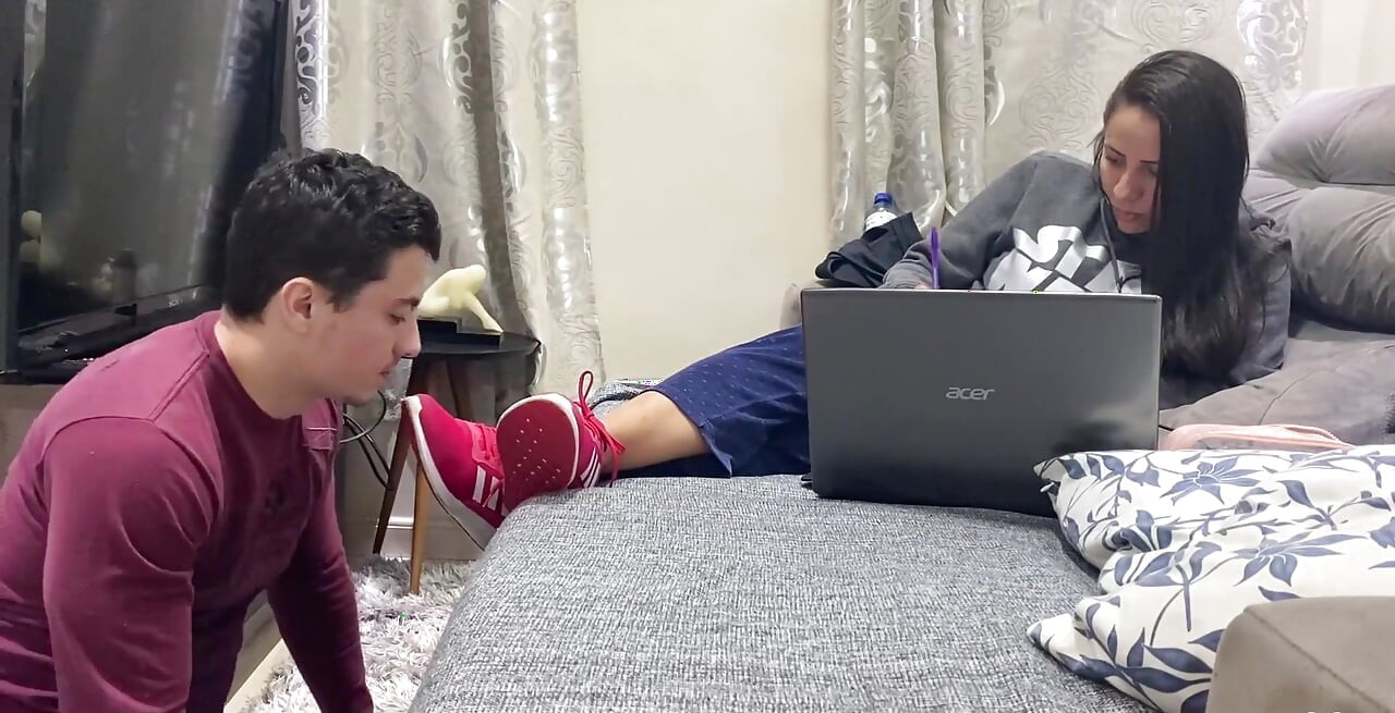 Kiffa ignora escravo do pé enquanto ele lambe seus tênis limpos