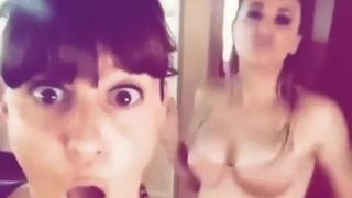 Kaley Cuoco bailando en sujetador