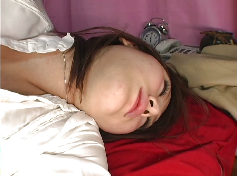 Vou só deixar aqui este vídeo de uma mulher que não conheço a gozar sozinha.