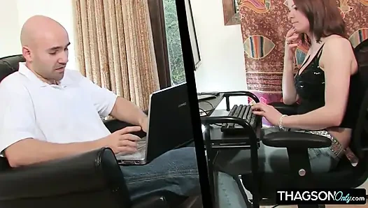 Baştan çıkarıcı esmer yoğun 69 oral seks yapıyor