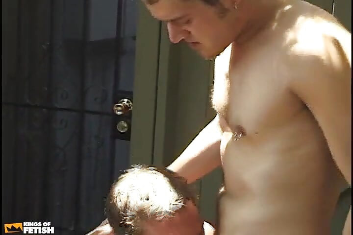 Napaljeni Twink Jebe Muškarca s Uskom Guzom Na Otvorenom U Pozi Psa