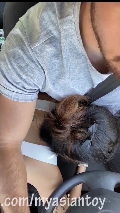 Atemberaubender moment von "asiatisches mädchen gibt dem fahrer einen blowjob, während die fahrt stoppt und fickt"