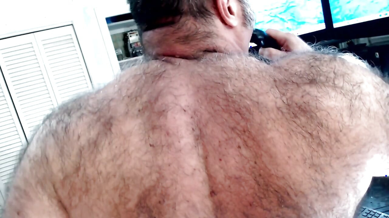 Bullmusclejoe Uses His Friends Dildo to Taste His Own Ass!