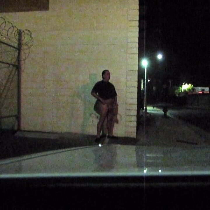 Χύσιμο στο πεζοδρόμιο κατά τη διάρκεια της νύχτας