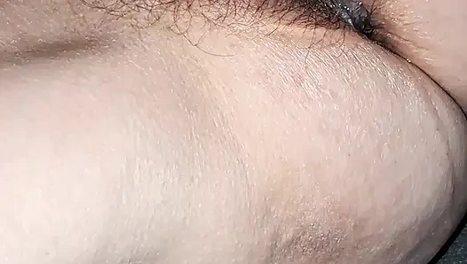 Mainan memek berbulu setelah creampie