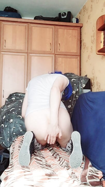 Sissy stretching his hole
