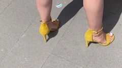 Kız arkadaşlarının yüksek topuk sandaletlerinde dört dolusu boşalmak - ayak üzerinde