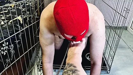 Dominatrix Nika kölenin kafesten çıkmasına izin veriyor, böylece öpüşüyor, ayaklarını yalıyor, ayak parmaklarını emiyor.