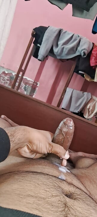 Mladić iz sela jebao svoj veliki debeli kurac rukom i ispustio mu metal na stomak.