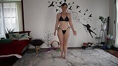 Aurora Willows tränar i svart bikini - gåva från en fläkt