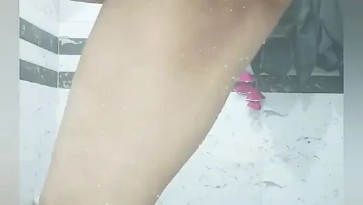 Priya si kakak ipar priya si tante seksi lagi asik mandi