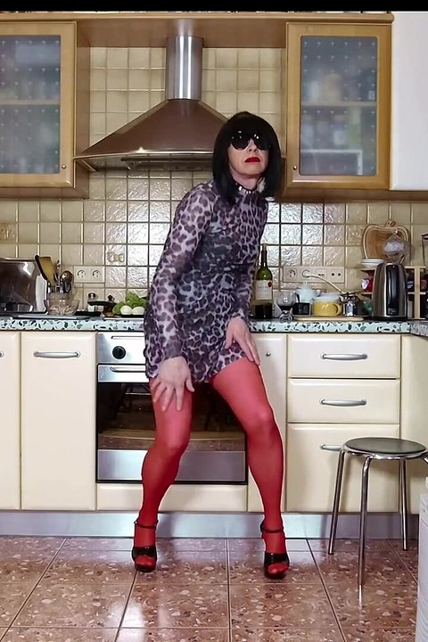 Najlonska sissy kurva Michelle kuha kasnu večeru i nastupa za pretplatnike web kanala