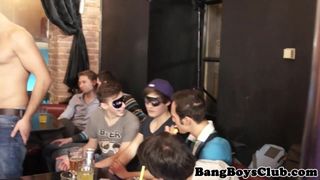 Musculado twunk cocksucks em festa gangbang