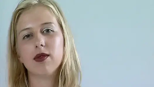 Bu Alman sarışın oyuncu seçmelerinde mükemmel göğüslerini göstermeyi seviyor