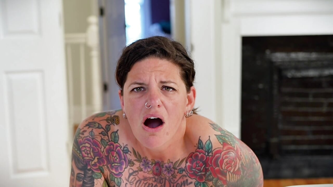 Carrie Capri se fait baiser en levrette par une machine à baiser et jouit fort !