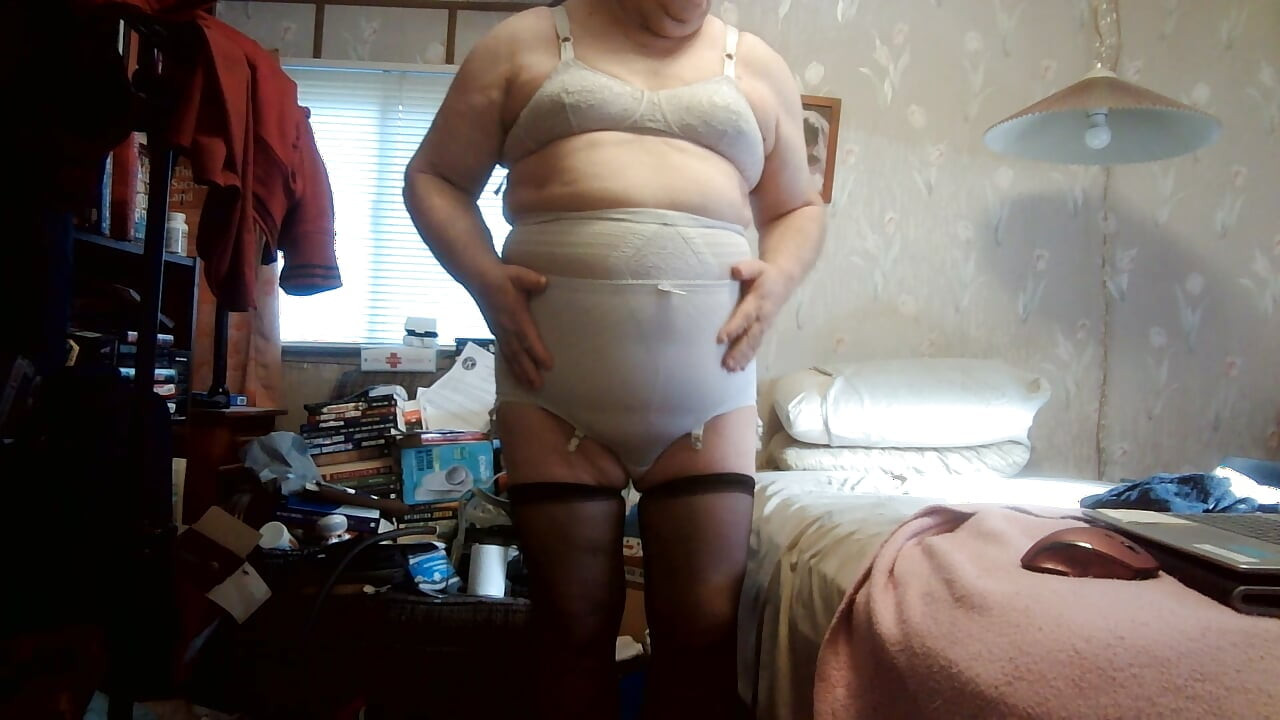 UN AUTRE SPECTACLE DE BRANLEUR DE FILS DE PUTE - mes gaines, mes culottes, et strip, et show de queue qui jouit