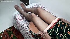 Une belle tatie indienne en sari vert xxx se fait doigter, presse les seins et reçoit une éjaculation par son devar