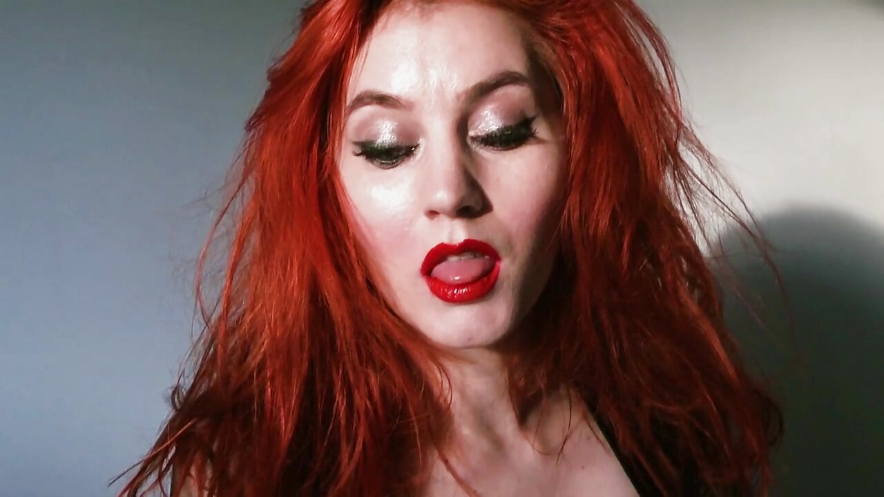 Love Bites oleh si cantik rambut merah