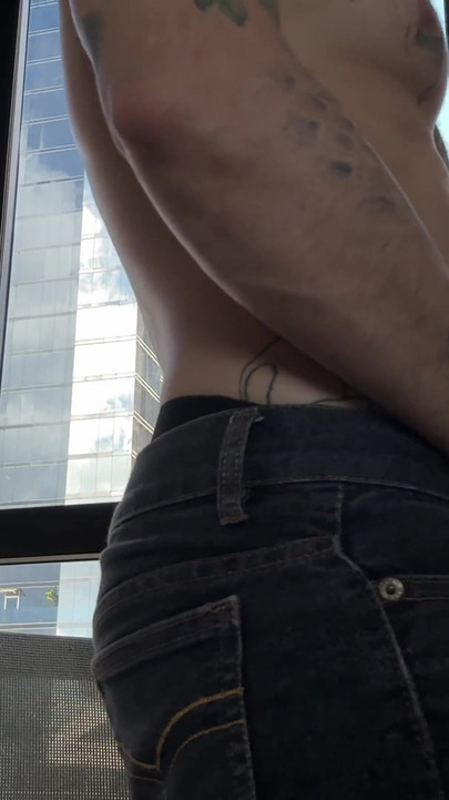 ปีศาจยักษ์ให้ตัวเองแก้ผ้าโดยมนุษย์ตัวเล็ก