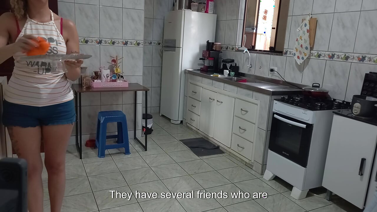 하녀는 여분의 현금을 위해 알몸으로 일하기로 동의합니다.