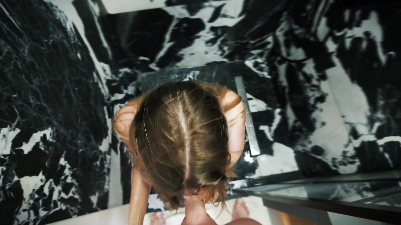 Madrastra en la ducha sorpresa en primer plano - escena húmeda y húmeda con final de corrida