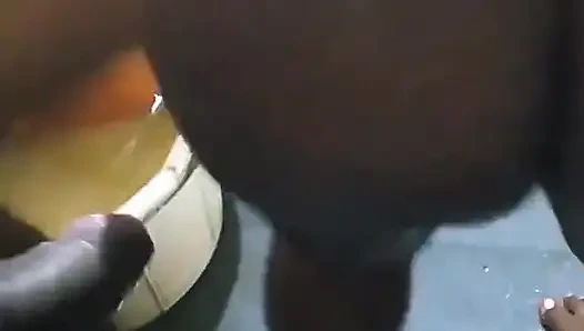 Istriku lagi asik ngentot kontol besar di kamar mandi bagian 1