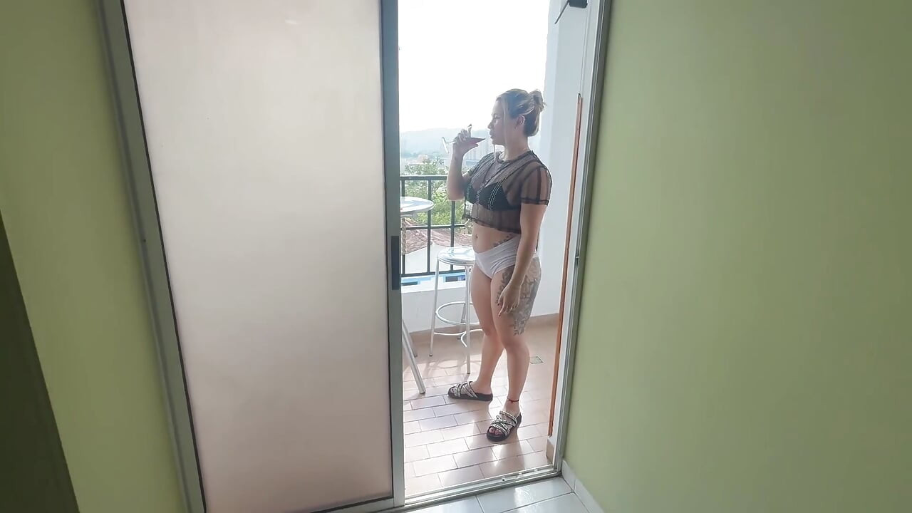 Tôi đến nhà mông to của hàng xóm để uống một tách cà phê và tôi trả tiền bằng cách quan hệ tình dục mà không cần bao cao su