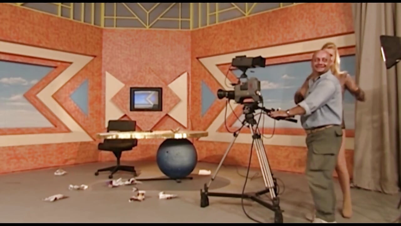 Sarışın orta yaşlı seksi kadın latin yarağı gırtlağına kadar alıyor ve mutfak masasında iki yarağı birden alıyor