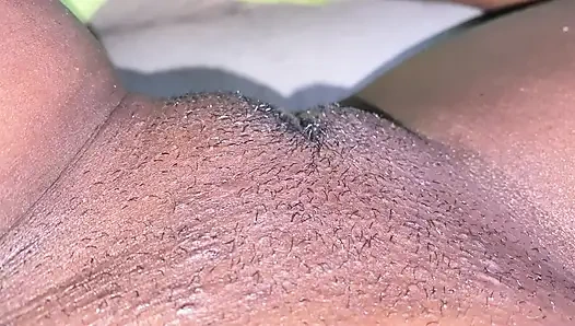 HIZMETÇI YENI VIBRATÖRÜYLE ıSLANıYOR