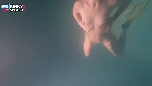 Обнаженная шлюшка и ночная шлюшка с маской под водой