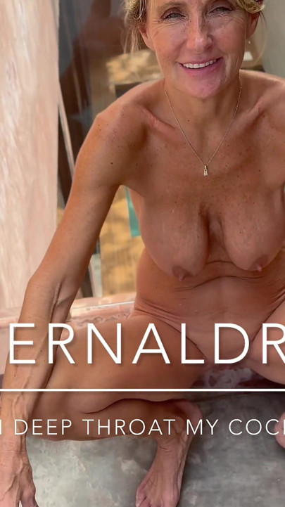 تبول عليّ ثم ادخل زبي في حلقي بعمق - سكس بري في الهواء الطلق