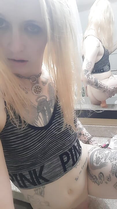 Trans djevojka isprazni kondom s lica i jebe svoj dildo