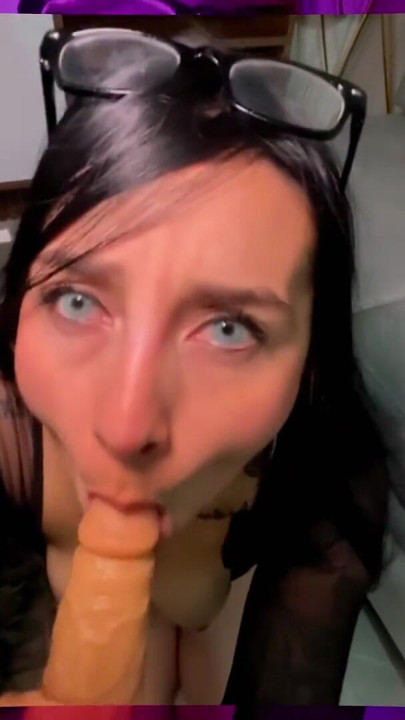 Blowjob antar ras ke dildo hitam yang dibuat oleh latina cantik dengan pinggul besar | Klip 2