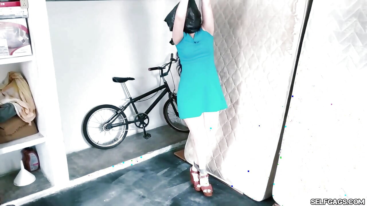 Párty dívka navlečená na půdě