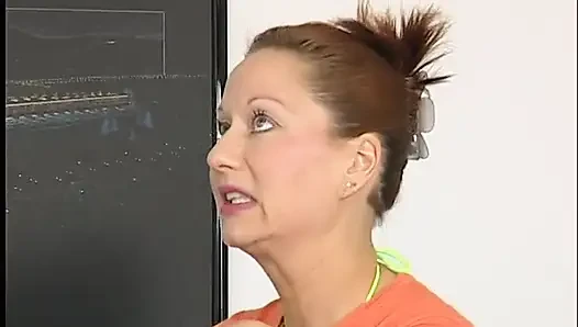 Süße milf spielt beim casting mit ihrer muschi