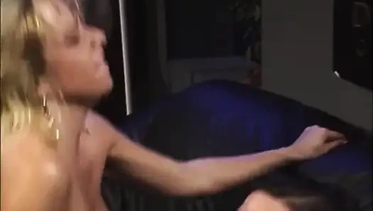 Cewek jalang ini dientot habis-habisan sama cowok jadul