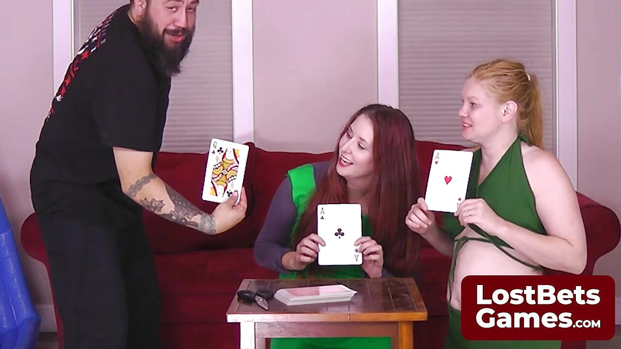 De Strip High Card verliezer eindigt van top tot teen bedekt