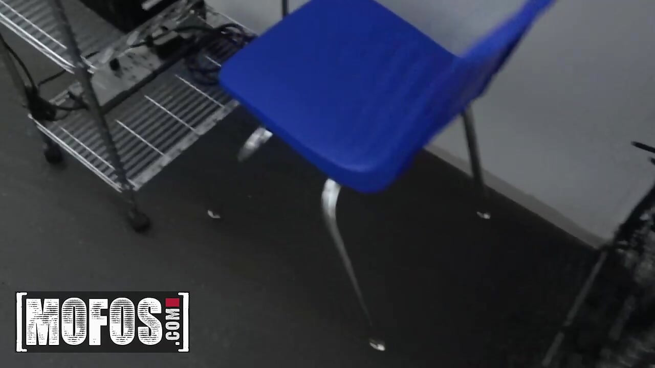 MOFOS - Van se iznenadi kad vidi Athenu Rayne golu u uredu svog šefa, ali očito mu to ne smeta