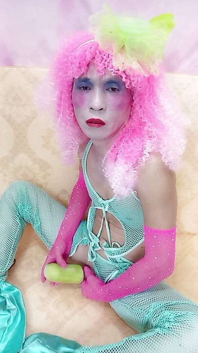 Oanh Le transgender memakai pornografi sintetik seksi