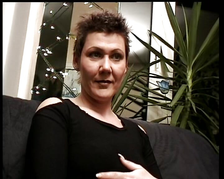 Smutsig tysk slampa rakar sin twat i solo scen