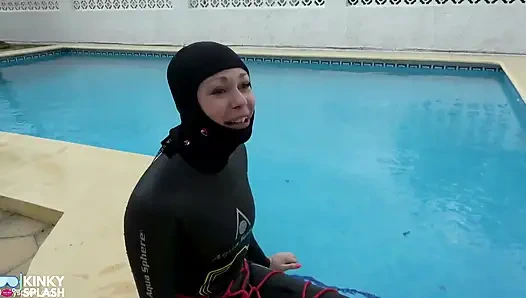 Wetsuit-bondage, meerjungfrau, rutschiger pool kink mit flossen, Seil und tiefem tauchen