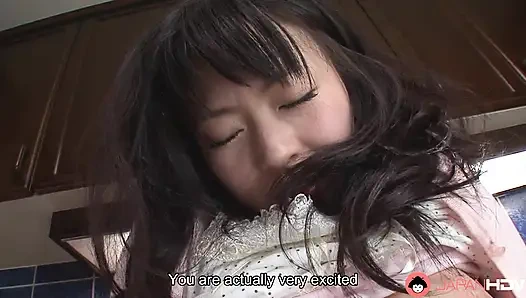 Die japanische hausfrau Nozomi Hazuki hatte oralsex in der küche, unzensiert.