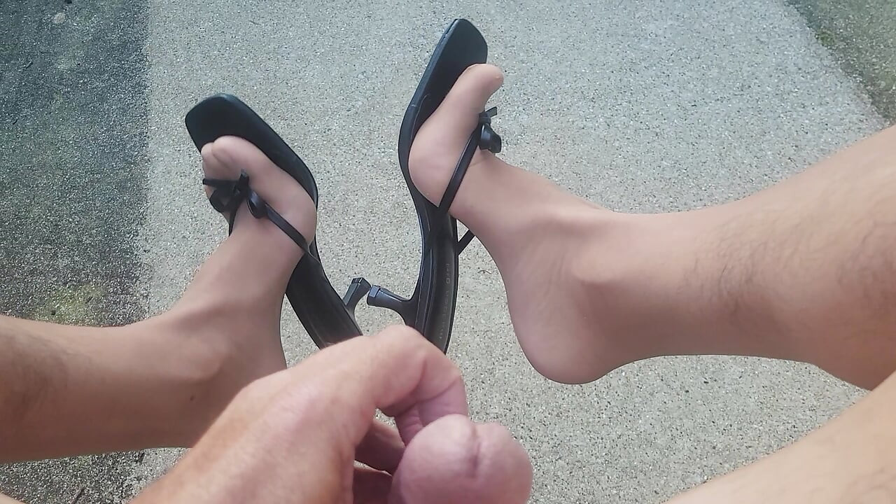Outdoor jacking offf in nylons and Heels I Love Cum!!