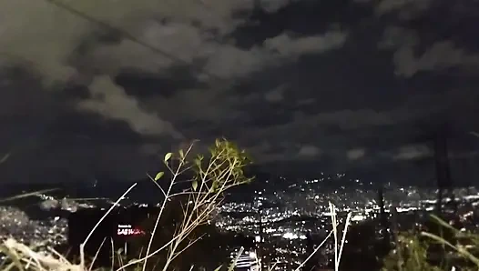 Трахаю в машине с миниатюрной латиной на смотровой площадке в Медельинском Колумбии