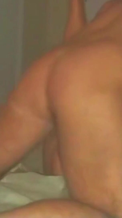 Une MILF divorcée sexy laisse son nouveau copain essayer son cul étroit et lui éjaculer dedans | Clip 1