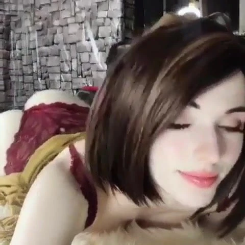 Devojka pokazuje svoje dupe na krevetu (donji veš, slatko lice, sise)